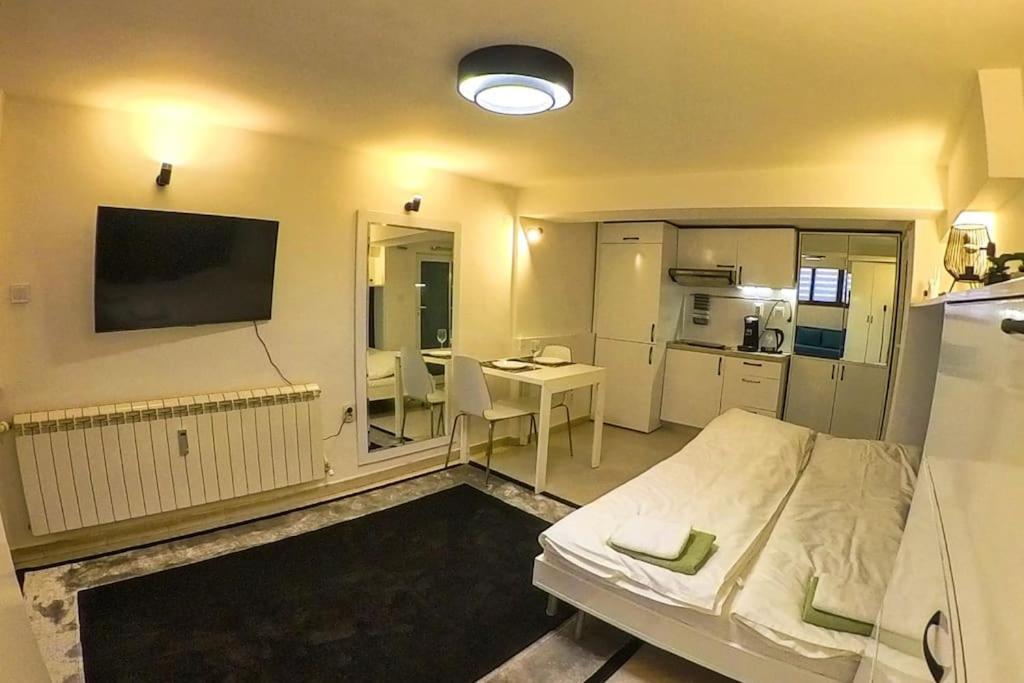 Studio With Courtyard Just Steps Away Vitosha Str Szófia Kültér fotó