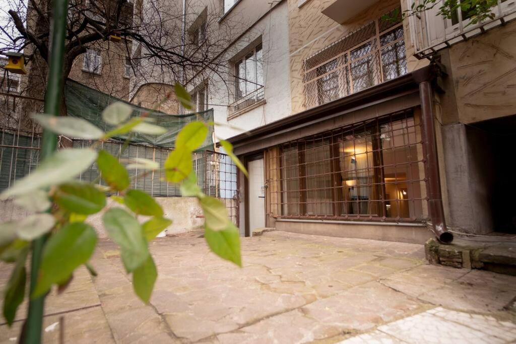 Studio With Courtyard Just Steps Away Vitosha Str Szófia Kültér fotó